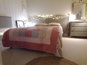 2 bedrooms, iron/ironing board, WiFi