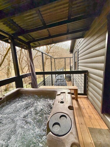 Cozy cabin! Great Location!