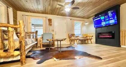 Cozy cabin! Great Location!