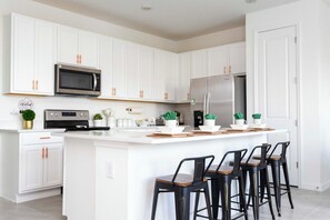 Private kitchen - Gorgeous 3Bd Close to Disney Enclaves at Festival 1613 (Davenport)