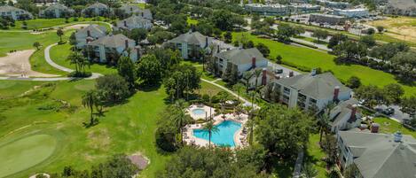 Zona residencial con casas, un campo de golf y una piscina.