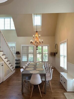 Dining - Cozy Modern Home,close to beach! Private hottub. Community pool 4 houses away (Union Pier)
