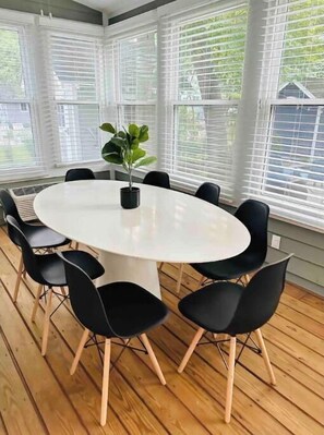 Dining - Cozy Modern Home,close to beach! Private hottub. Community pool 4 houses away (Union Pier)