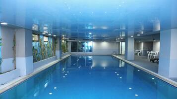 من حمّامات السباحة المغطاة