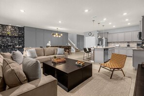 TV - 10 Bedrooms/ 8 Bathrooms/ Windsor Island (4133 LA) (Davenport)