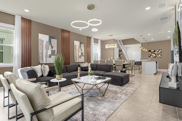 TV - 7 Bedrooms/ 5.5 Bathrooms/ Windsor Island (4436 KR) (Davenport)