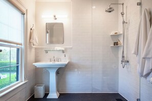 Badekar, hårføner og håndklær