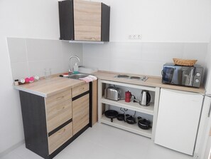 Fridge, microwave, stovetop, coffee/tea maker