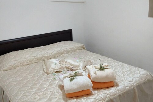 Villa - Sleeps 8 - Patio - Garden - Parking