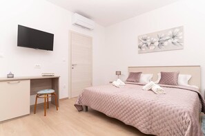 House, Multiple Beds | 4 bedrooms, iron/ironing board, free WiFi, bed sheets