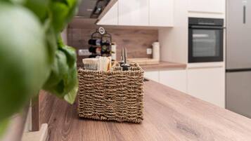 Lemari es, microwave, oven, dan kompor