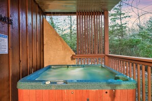 Outdoor spa tub - New Listing/Cabin/Families/Friends/Couples/Close to Downtown/Hot Tub/Movie Room (Gatlinburg)