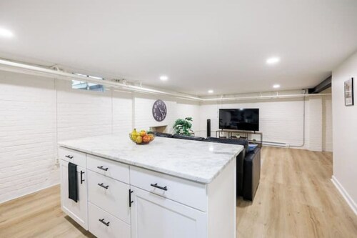 Spacious 1 bedroom, 1 bathroom unit w/ private entrance, on site parking+laundry