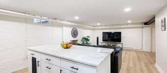 Spacious 1 bedroom, 1 bathroom unit w/ private entrance, on site parking+laundry