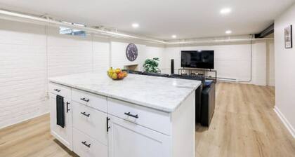 Spacious 1 bedroom, 1 bathroom unit w/ private entrance, on site parking+laundry