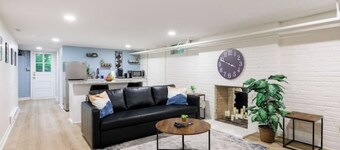 Spacious 1 bedroom, 1 bathroom unit w/ private entrance, on site parking+laundry