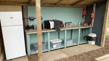Cabin, 1 Queen Bed | Private kitchen | Fridge, oven, stovetop, electric kettle