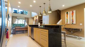 4 habitaciones, caja de seguridad en la habitación y escritorio