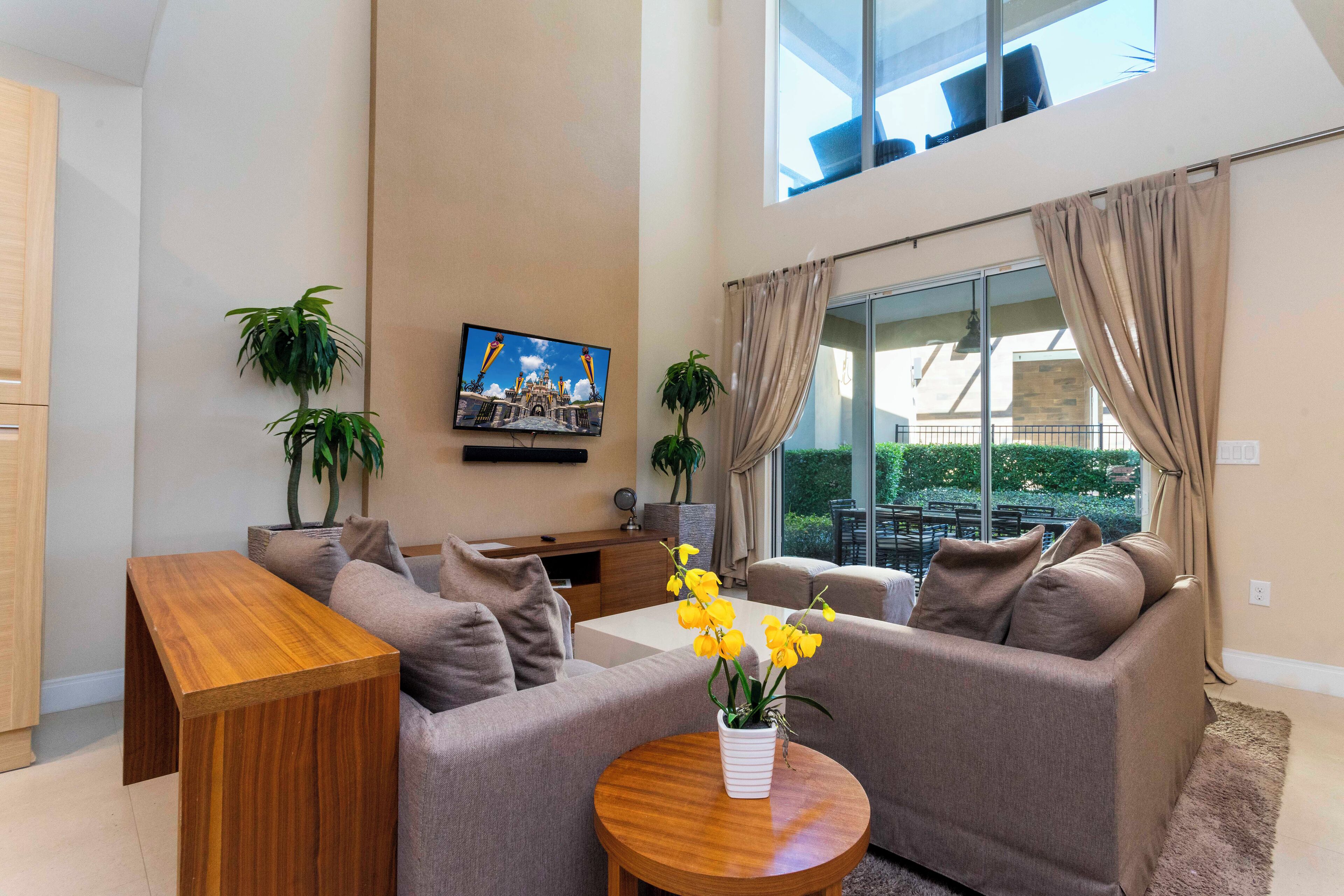 4 habitaciones, caja de seguridad en la habitación y escritorio 