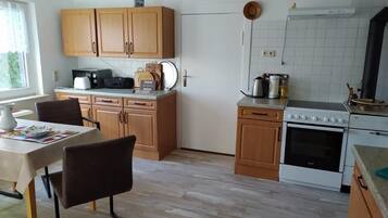 Kühlschrank, Mikrowelle, Ofen, Wasserkocher mit Kaffee-/Teezubehör