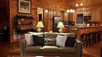 TV connectée, cheminée, baby-foot, livres