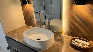 Deluxe Studio Suite | Bathroom