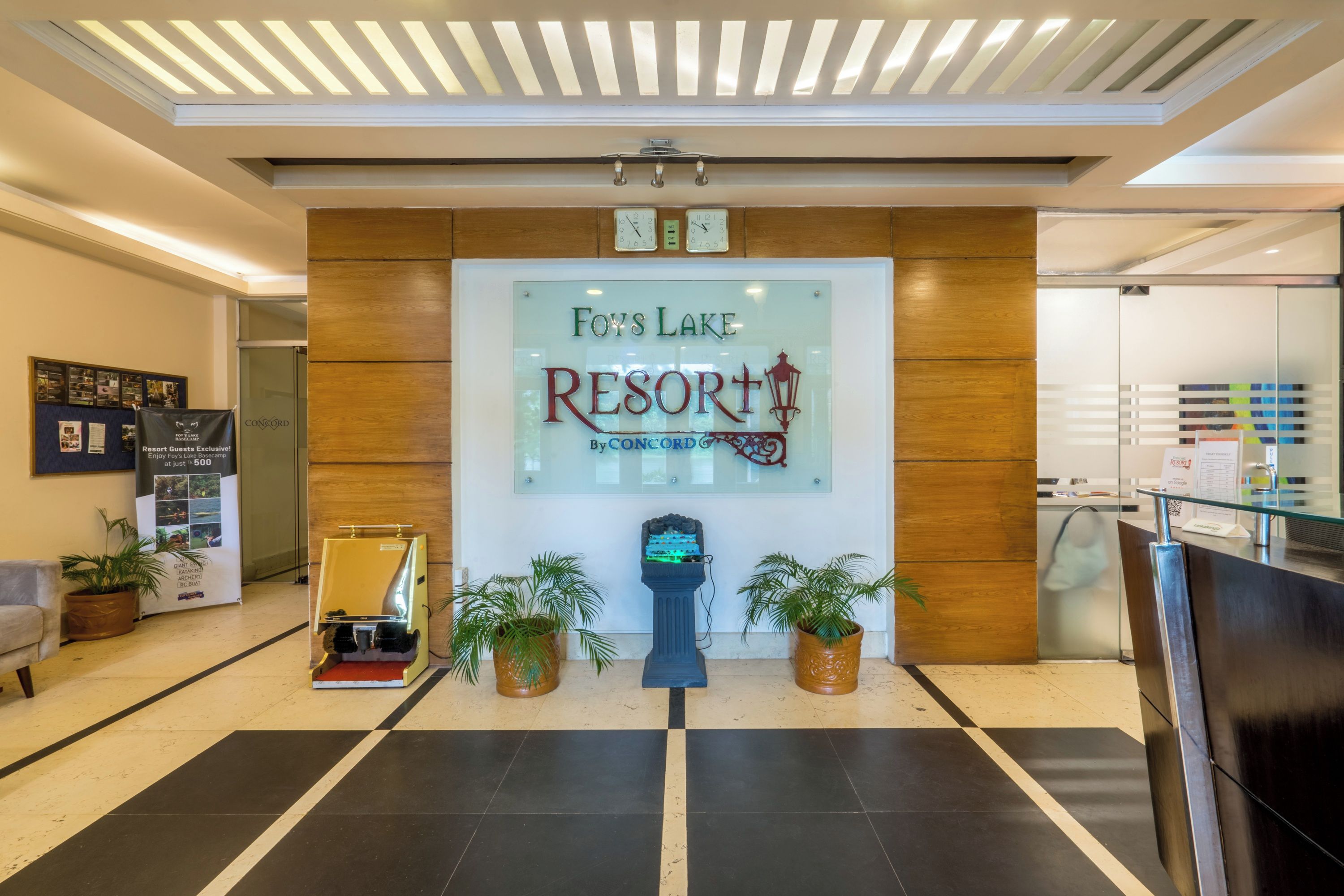 Ein Empfangsbereich mit einem Schild, auf dem 'Foys Lake Resort' steht, und einem Empfangstresen.