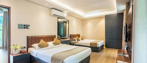 Une chambre d’hôtel moderne équipée de deux lits, d’un téléviseur à écran plat, d’un bureau et d’un grand miroir.