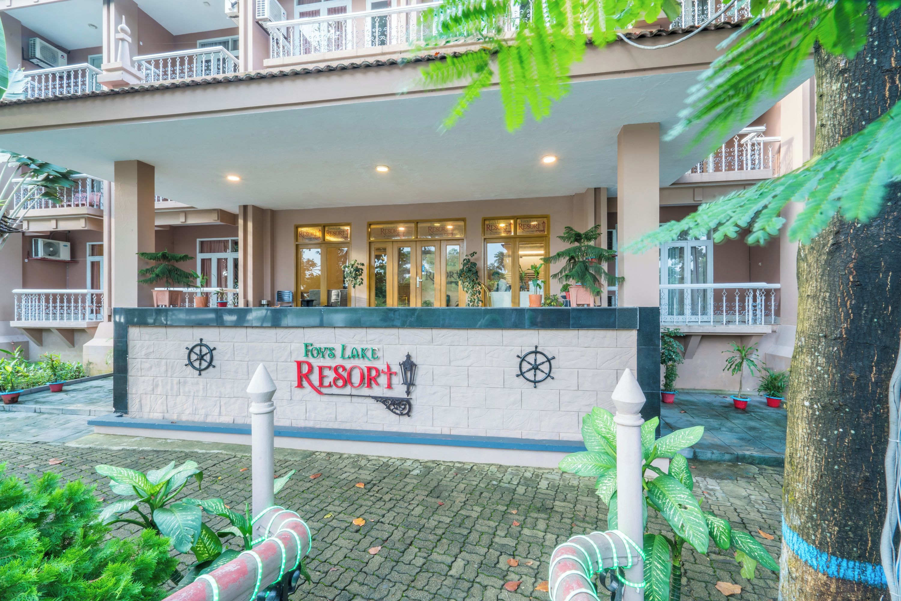Entrada a un complejo turístico con un letrero que dice 'Foy's Lake Resort'.