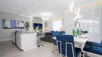 4 bedrooms, desk, Internet