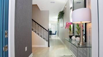 4 bedrooms, desk, Internet