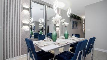 Apartemen | 4 kamar tidur, meja kerja, dan internet