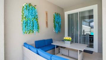 4 bedrooms, desk, Internet