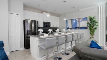 Apartemen | 4 kamar tidur, meja kerja, dan internet