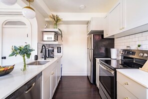 Fridge, microwave, oven, stovetop - LM Sage Flat · Sage Flat - Downtown | FREE Pkg | Close to Slopes (Salt Lake City)