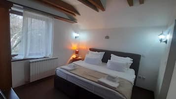 Traditionele kamer, 1 twee- of 2 eenpersoonsbedden | Individueel gedecoreerd, individueel gemeubileerd, een bureau