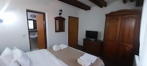 Traditional-Doppel- oder -Zweibettzimmer | Individuell dekoriert, individuell eingerichtet, Schreibtisch