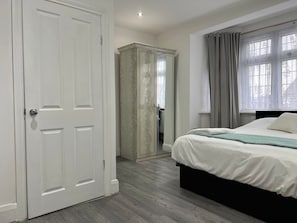 Apartment | 2 bedrooms, free WiFi, bed sheets - Inviting 2-bed Apartment in Ilford (Ilford)