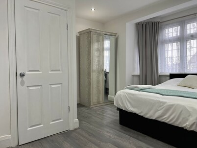 Inviting 2-bed Apartment in Ilford