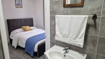 Apartment | Bathroom | Combined shower/bathtub, deep-soaking bathtub, hair dryer, towels
