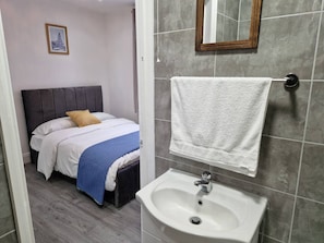 Departamento | Baño | Tina con regadera, tina profunda, secadora de cabello, toallas
