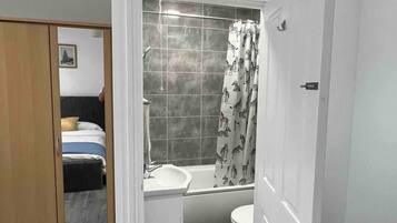 Apartment | Bathroom | Combined shower/bathtub, deep-soaking bathtub, hair dryer, towels