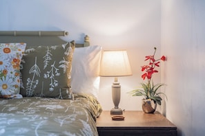 1 bedroom, iron/ironing board, free WiFi, bed sheets - Retro 70s Style Downtown LKLD, Florida Southern (Lakeland)