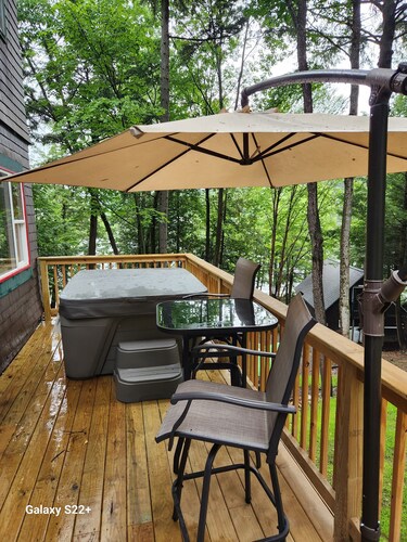 Birch Suite at Colden Lodge A Cozy Private 1Br Suite With Hot Tub on Lake Flower