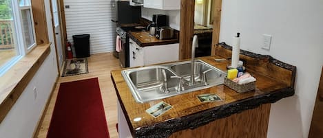 Réfrigérateur, four à micro-ondes, un four, surface de cuisson