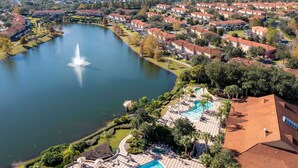 Ein Wohngebiet mit See, Springbrunnen und Schwimmbad.