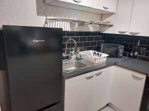 Apartment, 1 Queen Bed | Private kitchen | Fridge, microwave, oven, electric kettle - Captivating 1-bed Apartment in Waltham Cross (Waltham Cross)