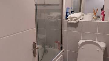 Apartment, 1 Queen Bed | Bathroom | Shower, towels