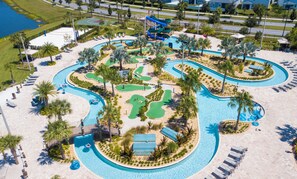Vue aérienne d’un complexe hôtelier doté d’une grande piscine, de toboggans aquatiques et d’un parcours de mini-golf.