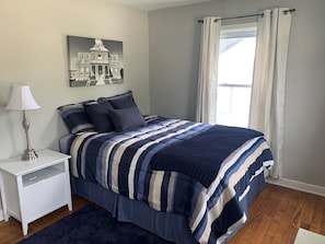 2 bedrooms, iron/ironing board, WiFi, bed sheets - Historic Main Street Cottage (Troy)